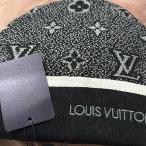 Svart vit märkes mössa - Svart vit märkes mössa om u vet du vet påse finns