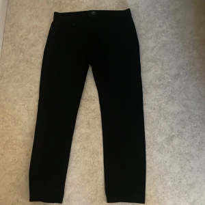 Svarta jeans från Neuw - Säljer ett par svarta jeans från Neuw. De har två fickor där bak och två där fram. I stort sett helt nytt skick. Är i storlek 34:32.