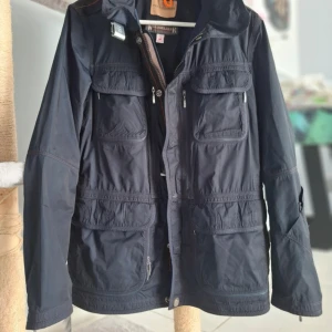 Svart vindjacka Parajumpers M - Svart vindjacka från Parajumpers i perfekt skick. Passar utmärkt för både blåsiga och kyliga dagar. Stilren, bekväm och redo att användas direkt.