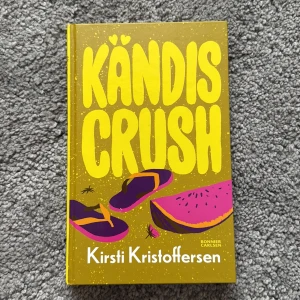 Kändiscrush - En charmig feelgood-roman om Karoline som möter snygga Mathias på en camping – men han bär på en hemlighet och är plötsligt Nordens största kändis! Perfekt för dig som gillar kärlek, drama och sommaräventyr. Första delen i serien om Karoline och Mathias. Skulle ge boken 10/10, perfekt om man vill öka sin läsförståelse. 