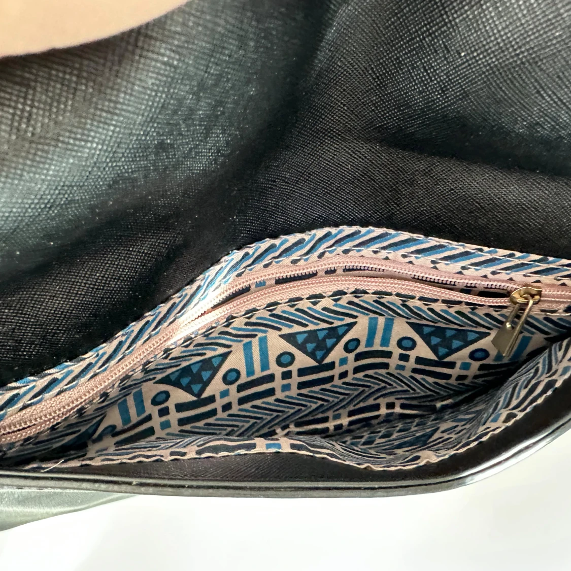 Svart kuvertväska med guldkedja - 3