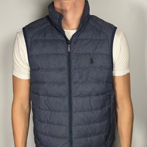 Ralph Lauren väst - Säljer en riktigt snygg och trendig Ralph Lauren väst i fint skick, storlek S, vid frågor är det bara att skriva //Gramenti