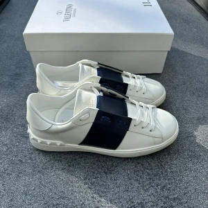 Valentino open  - Riktigt feta valentinos, finns i storlekarna 41, 44 och 45, allt på bilderna fås med, skickar samma dag!