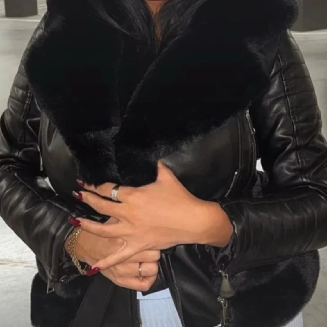 Svart jacka med bälte och dragkedja - 1