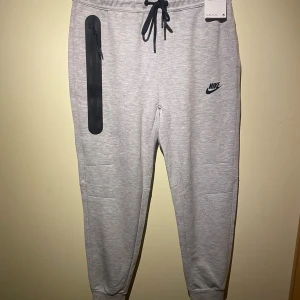 Nike Tech byxor  - Helt nya 