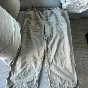 Linne byxor. - Fina linne byxor som aldrig kommer till användning längre. Passar personer med XL också. 