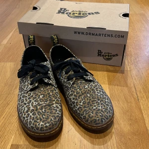 Dr. Martens  - Oanvända 38 i canvastyg. Köptes men var för små och orkade ej skicka tillbaka. 