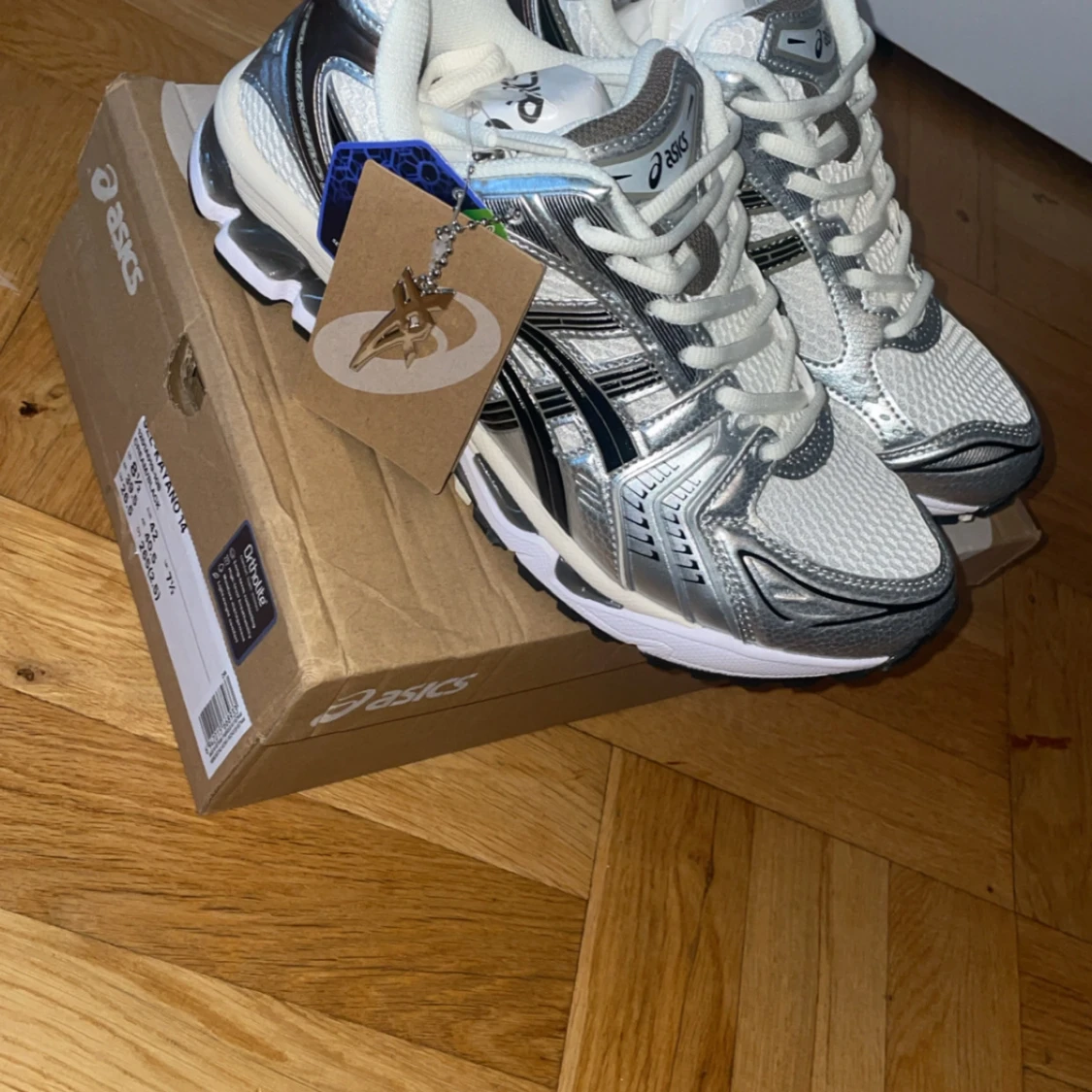 ASICS sneakers i silver och vitt - 2