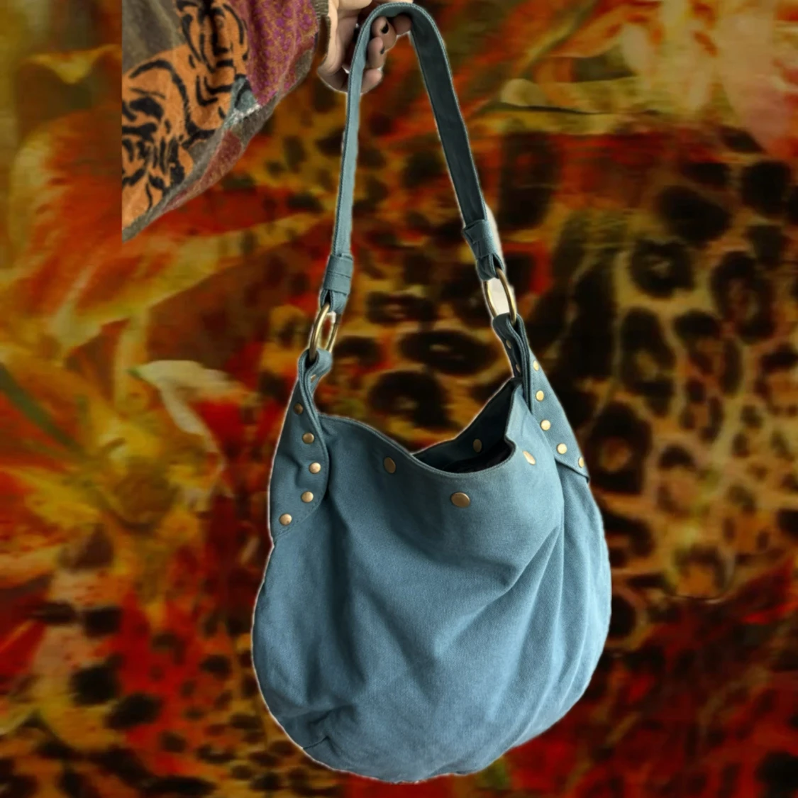 Blå axelväska med nitar och ringar - 1