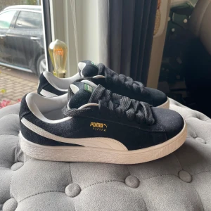 Puma Suede XL - Hej! Säljer ett par svarta Puma suede XL skor i storlek 39. Knappt använda så i bra skick. Ordinarie pris 1 200 kr. 
