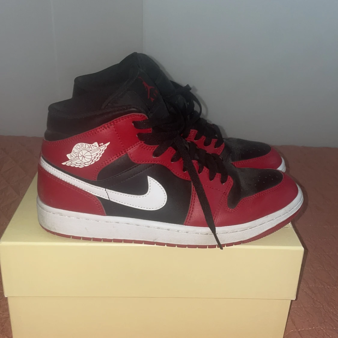 Nike Air Jordan 1 Mid röd/svart/vit