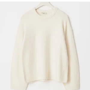 Vit stickad tröja från Gina Tricot  - Säljer min vita stickade tröja från Gina för jag köpt en ny som passade mig bättre, skriv för fler bilder!❤️original pris låg på 399