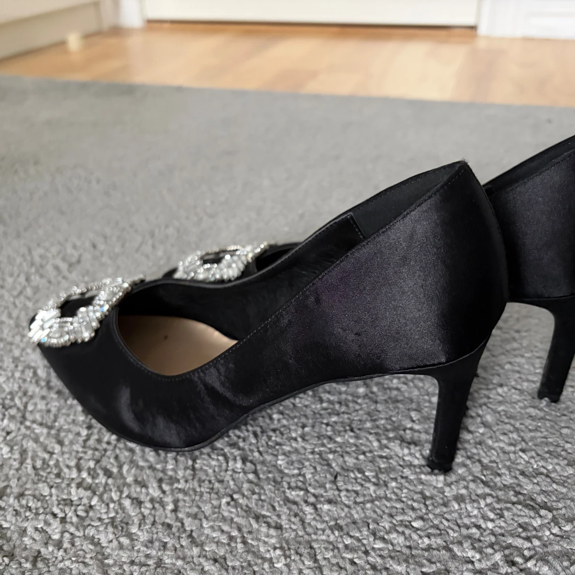 Svarta pumps med pärldetalj, strl 38 - 1