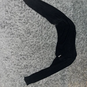 Svart stickad tröja från Shein - Svart stickad tröja från Shein i storlek S. Tröjan har långärmade smala ärmar och är ribbstickad för en snygg och enkel look. Perfekt att matcha med ett basic linne med jeans för en chill look.  Materialet är mjukt och skönt mot huden.