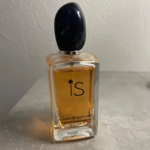 iS Eau de Parfum 100ml - En parfymflaska från iS med 100 ml. OBS! INTE ÄKTA! men lukten är inte intense, den går bort typ snabbt 💕