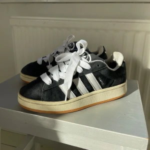 Adidas Campus sneakers svart/vit 38 - Superfina svarta Adidas Campus❣️ slutningar förekommer på insidan, se bild 4-6, och därav priset. Jag har dock lagt i ett par nya sulor som fräschar upp dem, de bild 2. I övrigt är de nytvättade och mockan nybehandlad🙌🏼
