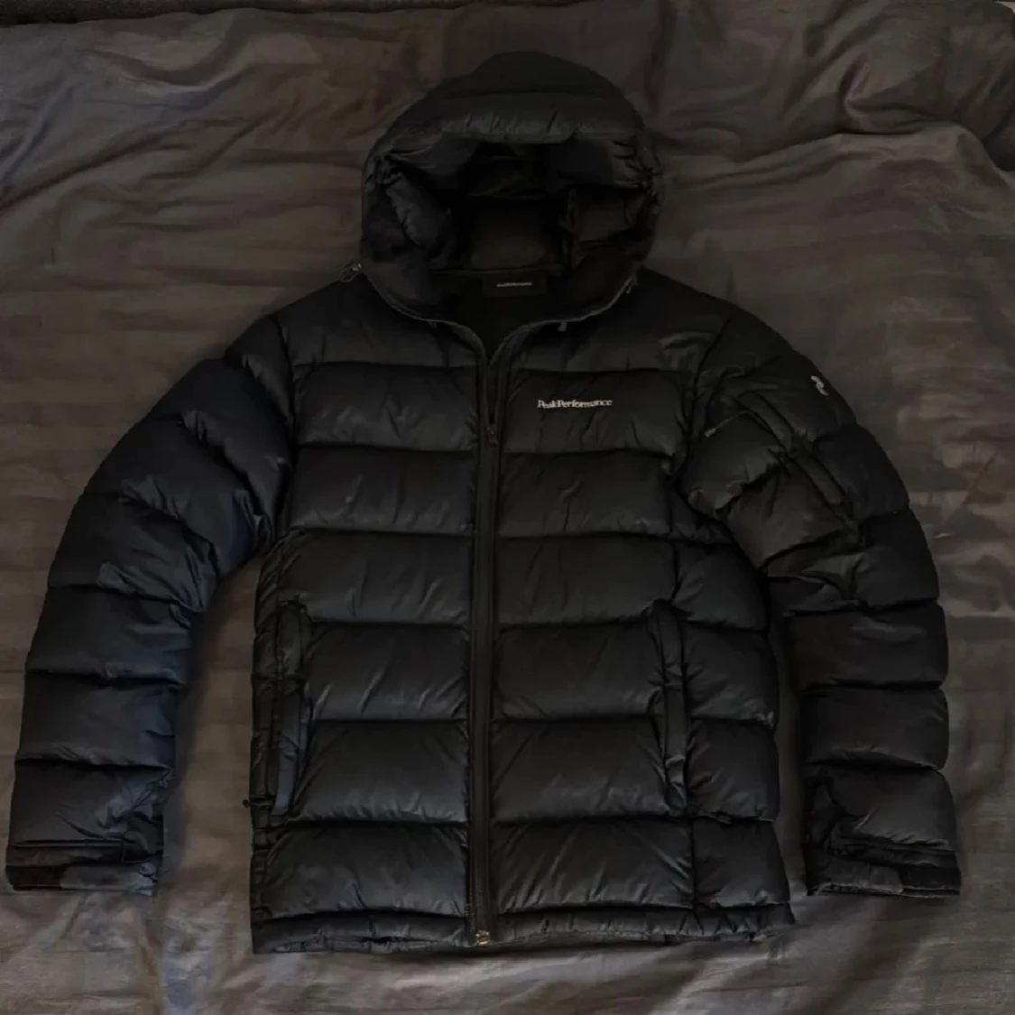 Svart dunjacka Peak Performance