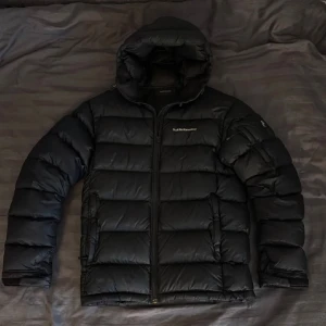 Svart dunjacka Peak Performance - Säljer en svart dunjacka från Peak Performance. Köpte förra vintern och har nu vuxit ur den så därför säljer jag. Den är som ny! Butikspris är 3600kr 