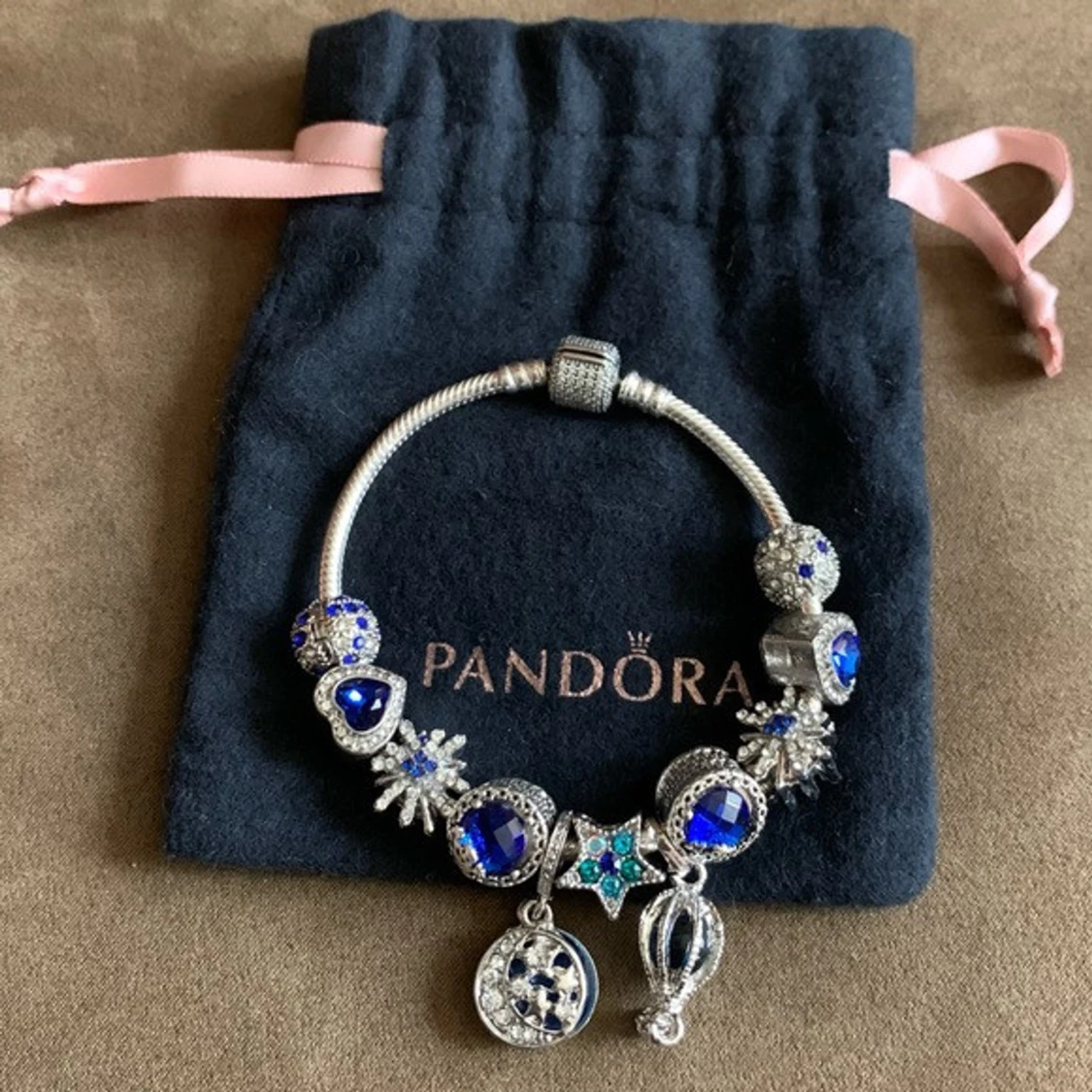 Pandora liknade armband med blå berlocker
