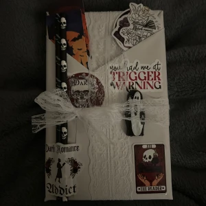 Blind Date With A Book - Blind Date With A Book ~ Dark Romance 🖤🖤 Dark Romance bok i nyskick + mysiga tillbehör           Säljer personanpassade bokpaket på min TikTok @blinddatewithab00k och Instagram @bonniebook0 🫰🏼