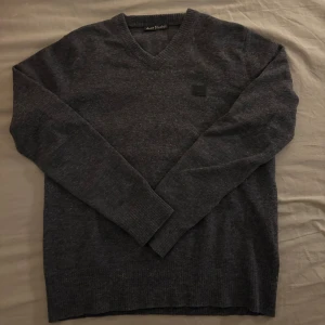 V-ringad acne tröja  - Säljer nu min v-ringade tröja från Acne stuidos 100% ull, passar perfekt nu när de är kallt ute men även till våren. 10/10 skick. Nypris Hör av dig om du har några funderingar💗