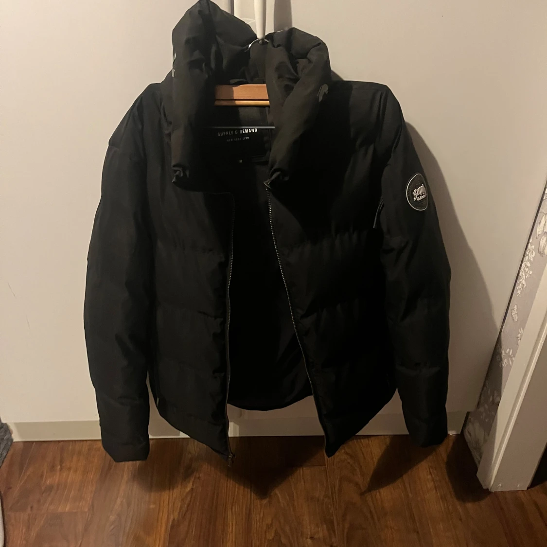 Svart pufferjacka Supply & Demand