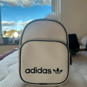 Vit mini-ryggsäck från Adidas - Adidas mini ryggsäck