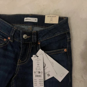 Ultra lågmidjade jeans - Nypris 500. Jag köpte fel storlek dom är super snygga. Plombering på storlek 32