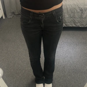 Only - Svarta jeans från only, de är ett snäpp för lösa så säljer de