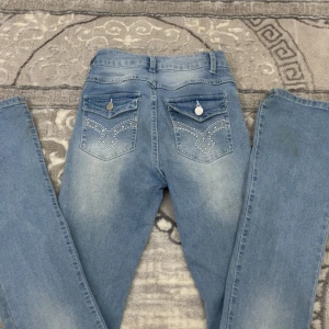 Bootcut jeans med detaljer på bakfickan - Köpte dessa snygga jeans från shein förra året och haft på mig några gånger och finns lite fläckar på slutet av byxorna som man inte märker mycket, säljer billigare pågrund av det
