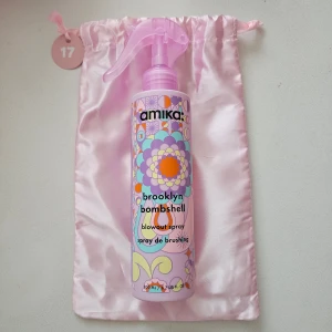 Amika Brooklyn Bombshell Blowout Spray 200ml - Amika Brooklyn Bombshell Blowout Spray är en produkt för hårstyling. Den kommer i en sprayflaska på 200 ml. Perfekt för att skapa volym och en snygg föning.  Ord pris 349kr