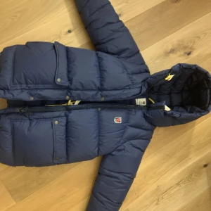 Mörkblå Fjällräven jacka - Säljer denna superfina jackan från Fjällräven i expedition down jacket serien! Den är i superbra skick och har inga defekter. Säljer då den tyvärr inte satt som jag ville. St är mera medium än s.  Priset går att diskutera💕💕