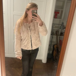 Beige jacka i fuskpäls  - Säljer denna beige jacka i fuskpäls ifrån Vero Moda. Storlek S. Skriv vid frågor/prisförslag osv!❤️