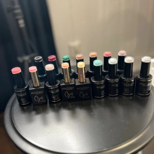 Missfancy gellack - INEHÅLLER TPO! Får endast användas på privat bruk , alltså inte på andra❣️ Säljer då jag gör på andra💗 Kostar styckvis 50kr, allt tillsammans 650kr. Många är inte ens använda , har bara swatchat de. De som är använda har bara använts fåtal gånger , så är som nya❣️
