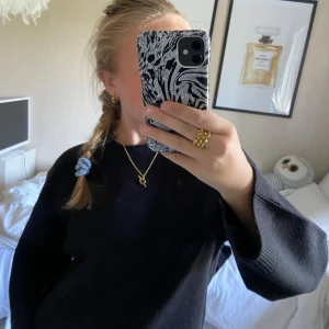 Svart stickad tröja från Gina Tricot - En svart stickad tröja från gina. Den är lite nopprig men det är inget man tänker på💖 Första bilden är en gammal bild.
