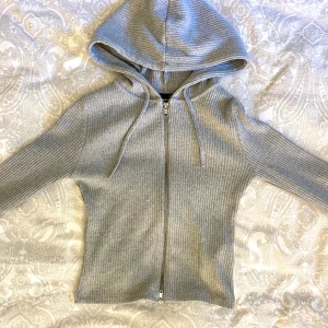 zip up tröja från Gina Tricot  - Super söt grå zip up från Gina Tricot kommer inte till användning längre ❤️❤️ 