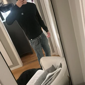 Svart tröja från Les Deux - Säljer en svart långärmad tröja från Les Deux med en liten blåvit logga på bröstet. Knappt använd, storlek M. Nypris ca 1000kr. Kom med bud! Fraktar inom 24h!