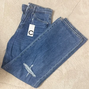 Wide jeans Winnie Rigid blå - Blå jeans från C i modellen Winnie Rigid med breda ben och hög midja. Ordinarie pris499kr 