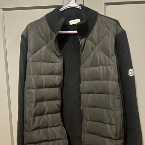 Svart quiltad pufferjacka Moncler - Svart pufferjacka från Moncler med quiltad front och stickade ärmar. I princip ny skick, använd två gånger. Large men sitter som M, trust. Skicka meddelande först till mig! 