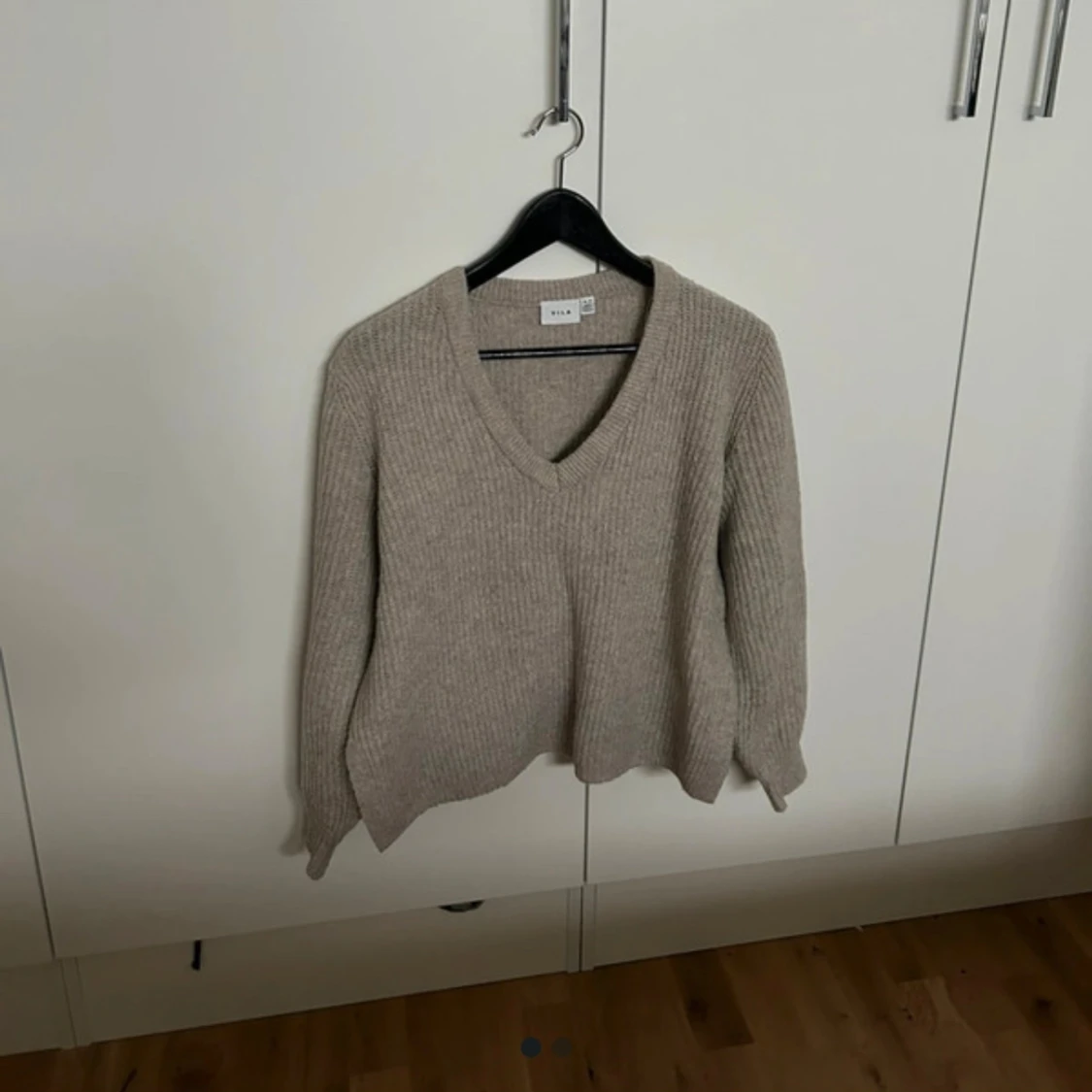 Ribbstickad V-ringad tröja från Vila