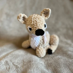 Virkad bambi - Bambin är ca 16 cm hög🌸 Bambin har Säkerhetsögon som inte rekommenderas för barn under tre år!