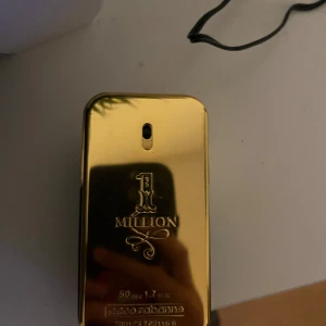1 Million 50ml EdT - 1 Million från Paco Rabanne i en snygg 50 ml flaska. Perfekt för dig som vill sticka ut med en ikonisk doft och stilren design. En klassiker som alltid känns rätt. Finns ungefär 25ml kvar