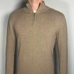 John Henric halfzip - Säljer en riktigt snygg och trendig John Henric halfzip i fint skick, storlek S, vid frågor är det bara att skriva //Gramenti