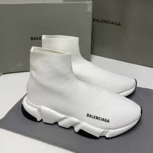 Balenciaga Speed Sneakers - Hejsan, säljer ett helt nytt par skor aldrig tidigare använda. Storlek 43. Postar alltid inom 24h efter köpet. Skriv gärna om du har fler frågor.