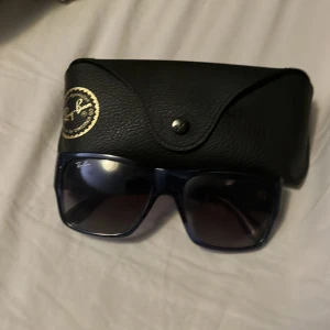 Blå Rayban Wayfarer - Blå Rayban Wayfarer. Nästan aldrig använda och köpt nyligen, pris kan eventuellt diskuteras 