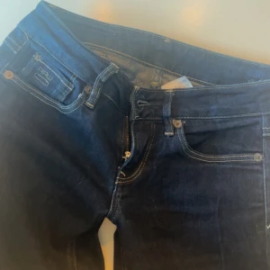 G-star lågmidjade jeans - Ett par g-star lågmidjade skitsnygga jeans. Tyvörr för små för mig, storlek 25/32