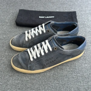 Saint Laurent Skor | 44 - Saint Laurent text sneaker | Bra skick; innersulan utbytt | Original dustbag ingår | INGA BYTEN | Fraktar spårbart eller möts upp i Täby