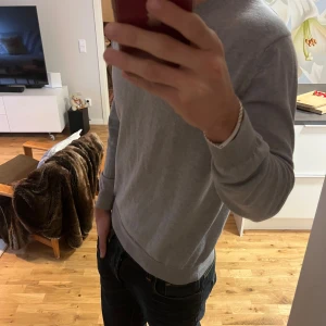 Stenströms grå tröja - Säljer en skit go Stenströms stickad tröja. Perfekt nu under kyligare dagar. Tröjan passar till allt och är i bra skick! Tröjan är i L men passar mer M