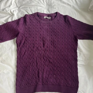 Vinröd/Lila Tröja  - Vinröd/Lila tröja från basic you.