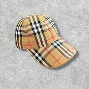 Burberry keps - Äkta burberry keps i storlek M. Kepsen är oanvänd och jätte stilig. Kontakta för fler frågor. 